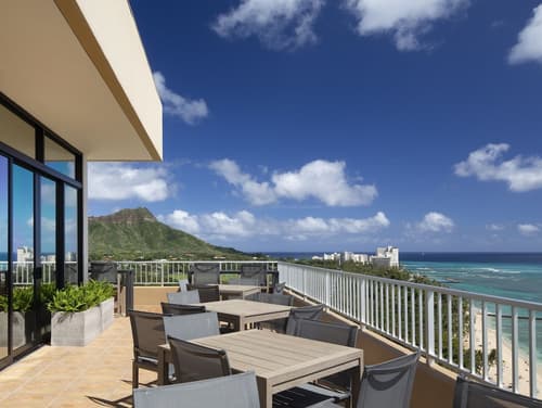 The Twin Fin Hotel, Reception