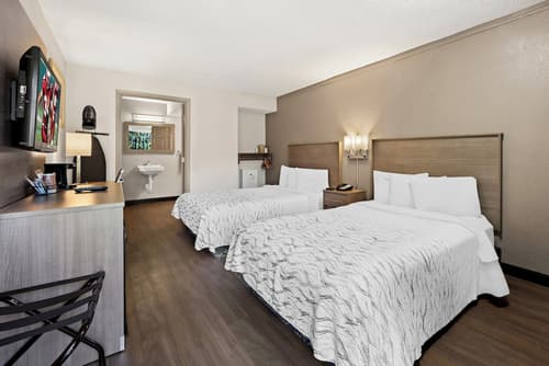 Red Roof Inn PLUS+ & Suites Naples Downtown-5th Ave S, Room