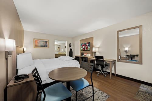 Red Roof Inn PLUS+ & Suites Naples Downtown-5th Ave S, Room