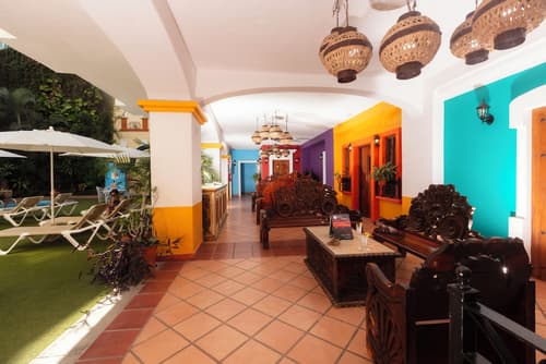 Los Arcos Suites, Interior entrance