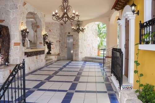 Los Arcos Suites, Reception