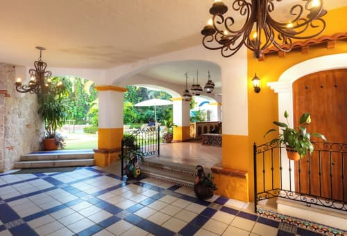 Los Arcos Suites, Reception