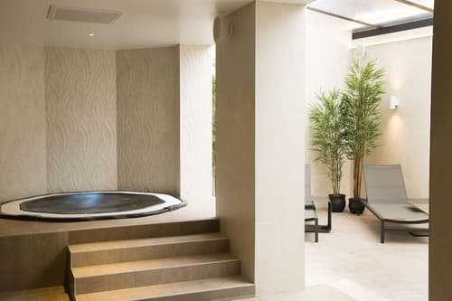 Oceania L'Univers Tours, Indoor spa tub