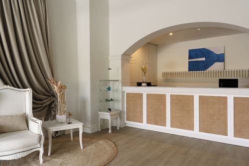 Paradise Art Hotel, Reception