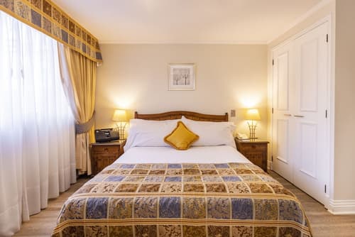 Park Plaza Apartments, Room