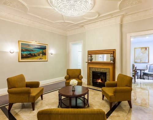 Chateau Versailles, Lobby