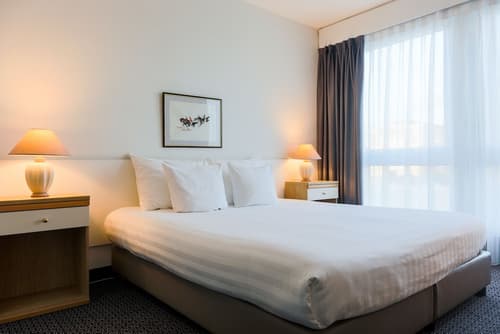 Drake Longchamp, Room