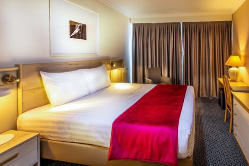 Drake Longchamp, Room