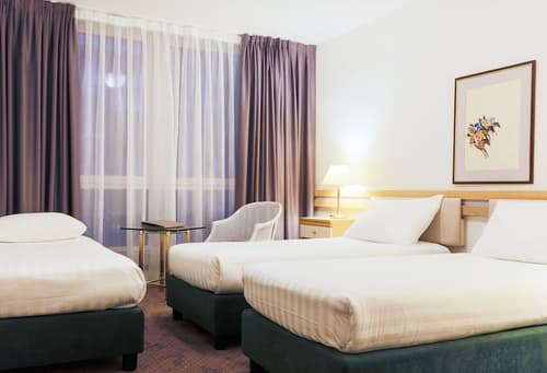 Drake Longchamp, Room