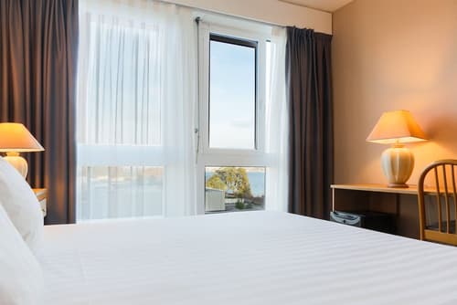 Drake Longchamp, Room