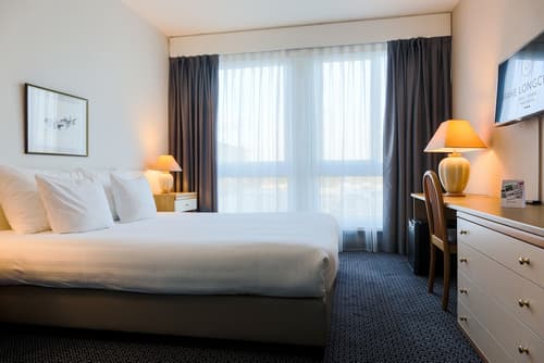 Drake Longchamp, Room