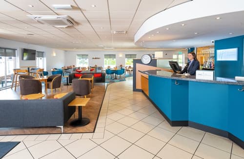 Holiday Inn Express Gloucester - South by IHG, Reception