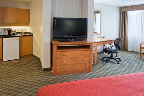 Holiday Inn Hotel & Suites North Vancouver by IHG, Room