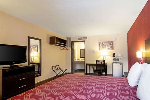 Econo Lodge Inn & Suites, Room