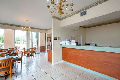 Econo Lodge Inn & Suites, Lobby