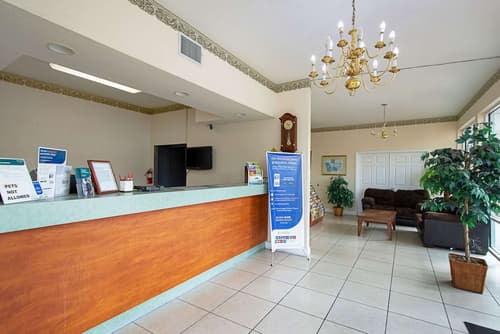 Econo Lodge Inn & Suites, Lobby