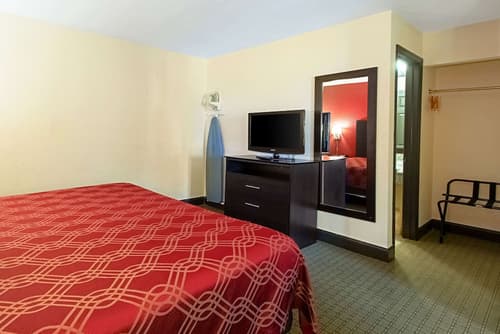 Econo Lodge Inn & Suites, Room