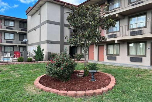 Days Inn & Suites by Wyndham Springfield on I-44, Courtyard