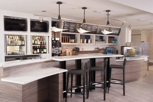 Courtyard Charleston Waterfront by Marriott, Restaurant