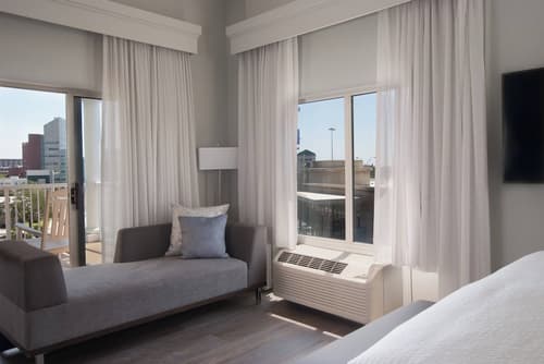 Courtyard Charleston Waterfront by Marriott, Room