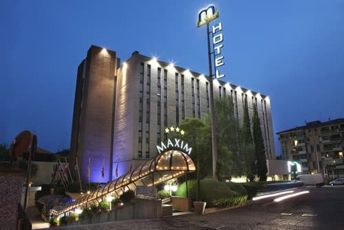 Hotel Maxim, Primary image