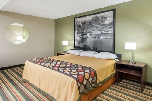 Super 8 by Wyndham Bloomington/Normal, Room