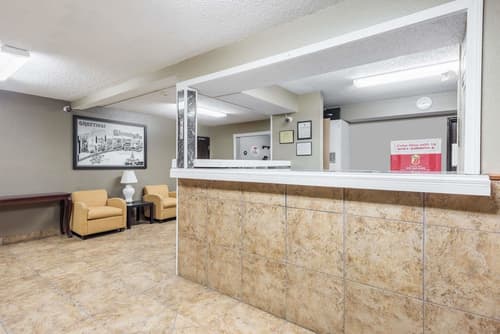 Super 8 by Wyndham Bloomington/Normal, Lobby