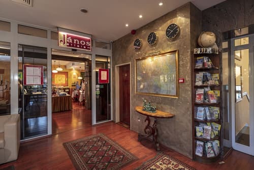 Hotel Charles, Reception