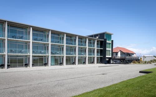 Beachfront Hotel, Front of property