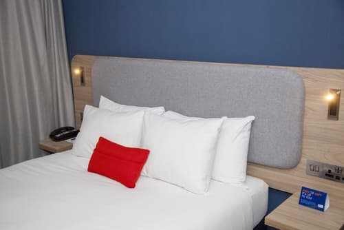 Holiday Inn Express Cardiff Bay by IHG, Room