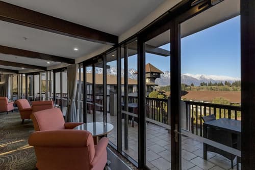 Copthorne Hotel and Resort Queenstown Lakefront, Bar (on property)