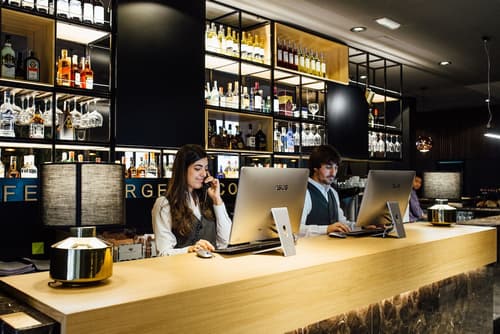 Hotel Malcom and Barret, Reception