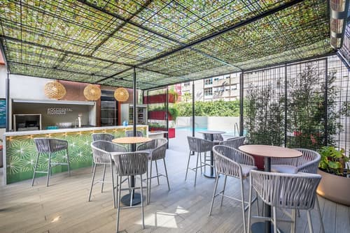 Occidental Sevilla Viapol, Swim-up bar