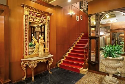 The Ambassador, Mumbai, Lobby