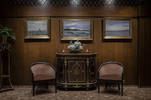 Hotel Holt - The Art Hotel, Interior entrance