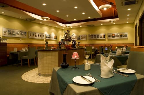 Protea Hotel by Marriott Dar es Salaam Oyster Bay, Dining