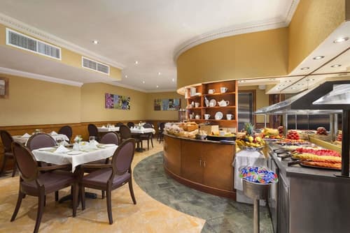 Howard Johnson by Wyndham Abu Dhabi, Breakfast area