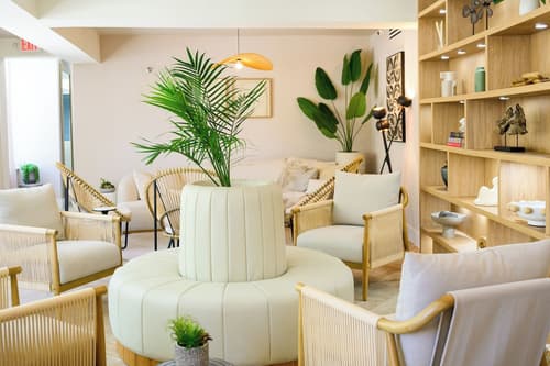 The Garden Hotel & Resort, Lobby sitting area