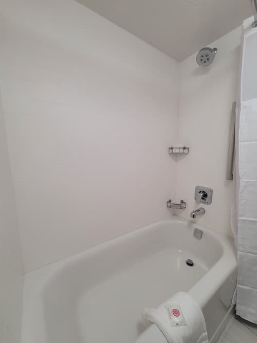 City Express by Marriott Orlando International Drive, Bathroom