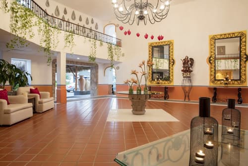 Flamingo Vallarta Hotel & Marina, Interior entrance