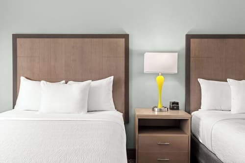 La Quinta Inn & Suites by Wyndham Newport, Room