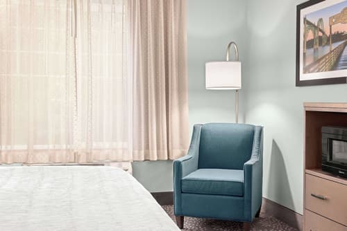 La Quinta Inn & Suites by Wyndham Newport, Room