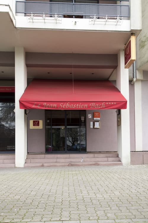 Le Jean-Sebastien Bach, Property entrance