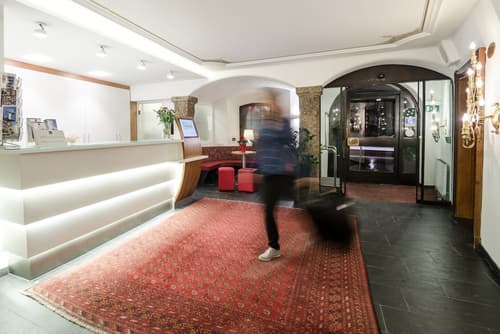 Hotel Mondschein, Check-in/check-out kiosk