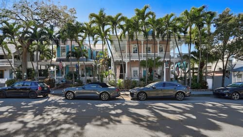 The Palms Hotel, Primary image