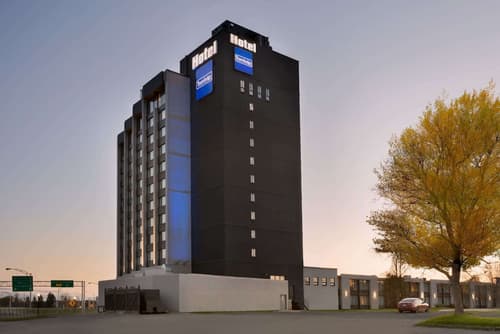 Travelodge by Wyndham Hotel & Convention Centre Quebec City, Exterior