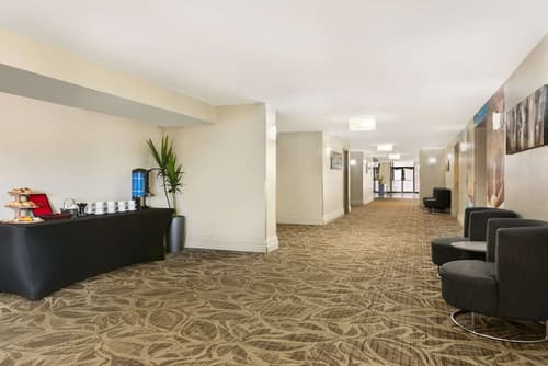 Travelodge by Wyndham Hotel & Convention Centre Quebec City, Lobby