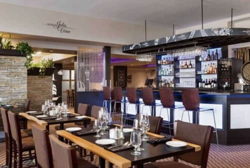 Travelodge by Wyndham Hotel & Convention Centre Quebec City, Bar (on property)