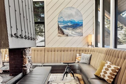 Outbound Mammoth, Lobby lounge