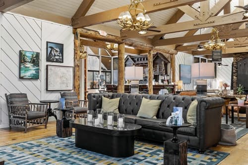 Outbound Mammoth, Lobby lounge